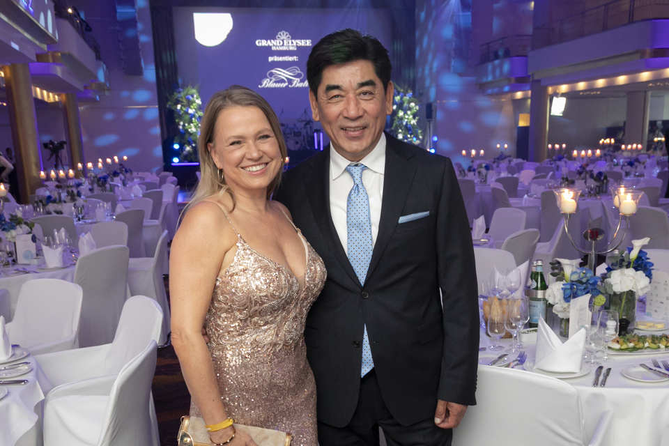 v.l. Moderatorin Nova Meierhenrich und Hoteldirektor Tashi Takang