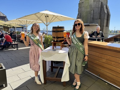 Bierkönigin und Bierprinzessin mit Maibock Bierkönigin und Bierprinzessin mit Maibock