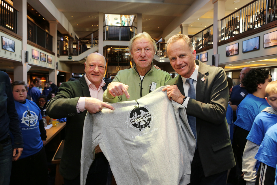 Olaf Jessen, Horst Hrubesch und Staatsrat Christoph Holstein bei der Boxschool-Jahresfeier