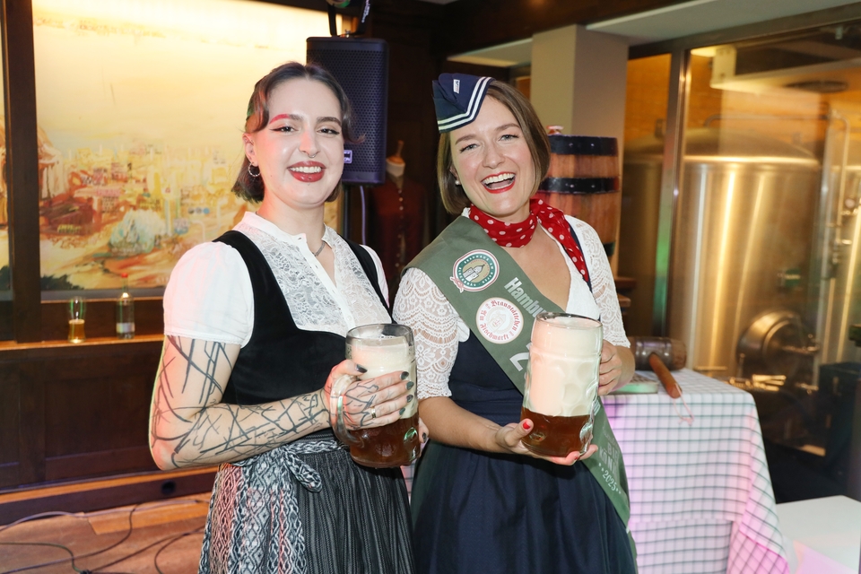 BLOCKBRÄU Brauerin Anna Clasen-Mellüh_Bierprinzessin Carina Dawert
