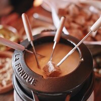 Grand Elysée Hamburg: Winter-Chalet Käsefondue