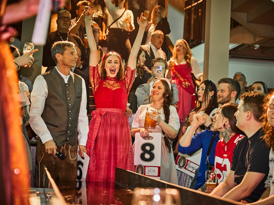 Hamburger Bierkönigin Franziska beim Bierkrug-Schupsen