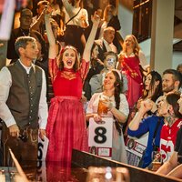 Hamburger Bierkönigin Franziska beim Bierkrug-Schupsen