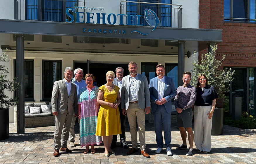 Gastgewerbetag des DEHOGA Gruppenbild vor dem Seehotel
