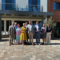 Gastgewerbetag des DEHOGA Gruppenbild vor dem Seehotel