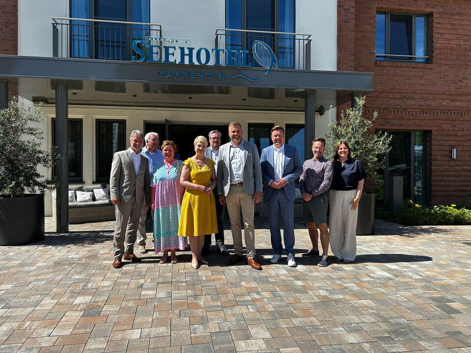 Gastgewerbetag des DEHOGA Gruppenbild vor dem Seehotel