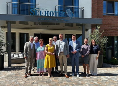 Gastgewerbetag des DEHOGA Gruppenbild vor dem Seehotel