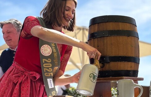 Bierkönigin sticht Maibock an