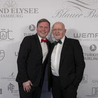 v.l. Hubert Neubacher, Inhaber Barkassen-Meyer, und Lebenspartner Norbert Wiwianka