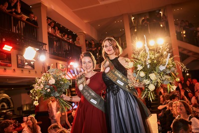 Die Hamburger Bierkönigin Franziska (r.) mit Hamburger Bierprinzessin Carina (l.)