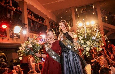 Die Hamburger Bierkönigin Franziska (r.) mit Hamburger Bierprinzessin Carina (l.)