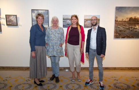 Während der Ausstellungseröffnung:  (v.l.n.r.) Christina Block, Frauke Gloyer, Dr. Friederike Weimar, Mathias Meinel