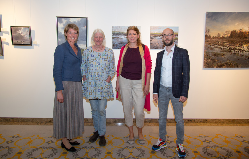 Während der Ausstellungseröffnung:  (v.l.n.r.) Christina Block, Frauke Gloyer, Dr. Friederike Weimar, Mathias Meinel