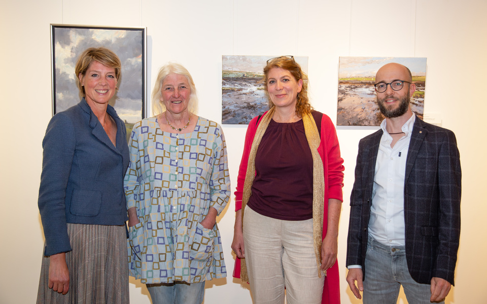 Während der Ausstellungseröffnung:  (v.l.n.r.) Christina Block, Frauke Gloyer, Dr. Friederike Weimar, Mathias Meinel