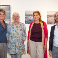Während der Ausstellungseröffnung:  (v.l.n.r.) Christina Block, Frauke Gloyer, Dr. Friederike Weimar, Mathias Meinel
