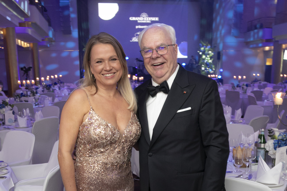 v.l. Moderatorin Nova Meierhenrich und Blauer Ball Initiator Günter Ehnert