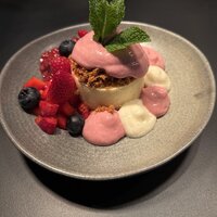 Block Menü - Cheesecake, Erdbeerragout, Vanille Espuma und Mandelcrumble