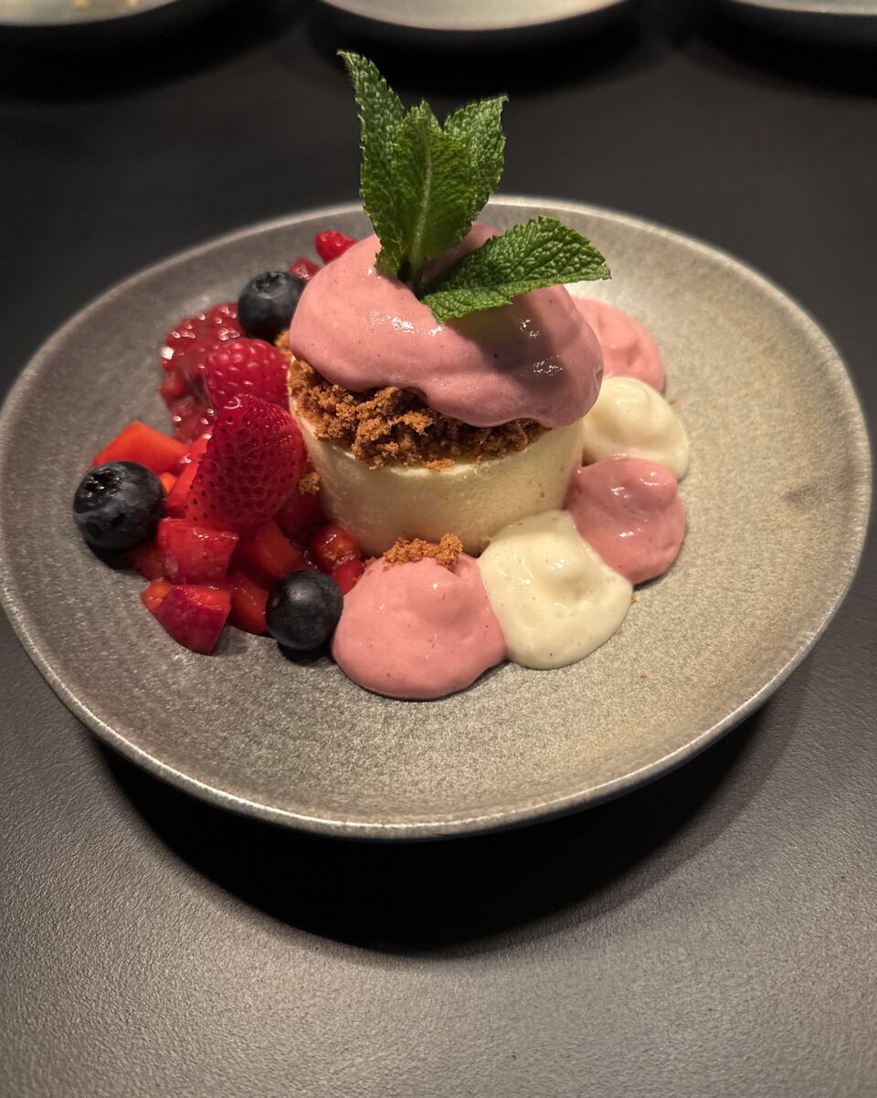 Block Menü - Cheesecake, Erdbeerragout, Vanille Espuma und Mandelcrumble