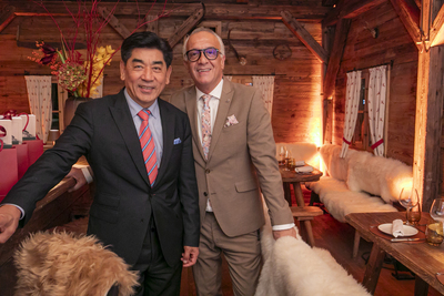 Hoteldirektor Tashi Takang mit Restaurantleiter Levent Tarhan Hoteldirektor mit Restaurantleiter im Winter-Chalet