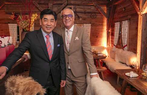 Hoteldirektor mit Restaurantleiter im Winter-Chalet