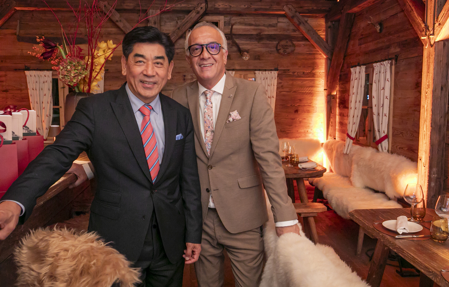 Hoteldirektor mit Restaurantleiter im Winter-Chalet