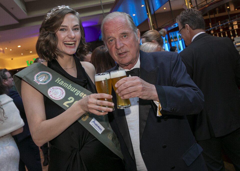 Franziska Wilhelm(Hamburger Bierkönigin 2025) und Enno Freiherr von Ruffin