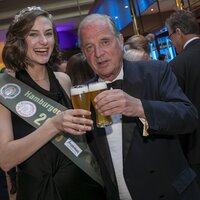 Franziska Wilhelm(Hamburger Bierkönigin 2025) und Enno Freiherr von Ruffin