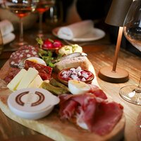 Grand Elysée Hamburg: Winter-Chalet Brettjause