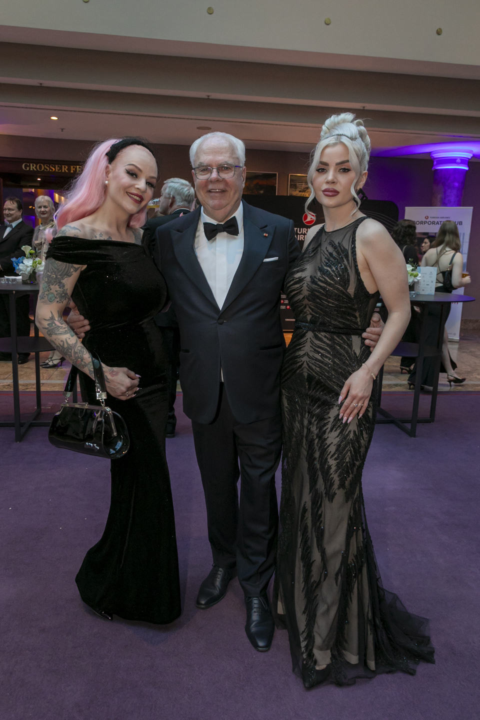 Unternehmerinnen Bella la Donna (l.) und Julia Dabir (r.) mit Günter Ehnert