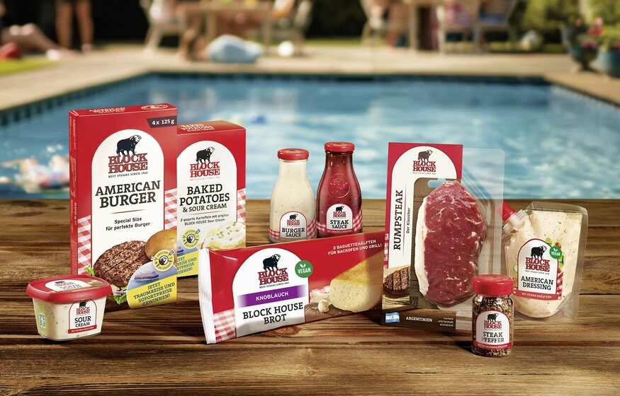 Block House Grillkampagne 2025: Burger, Steaks, Saucen und Beilagen vor sommerlicher Poolkulisse.