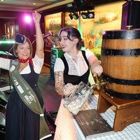 Bierprinzessin Carina Dawert mit BLOCKBRÄU Brauerin Anna Clasen-Mellüh