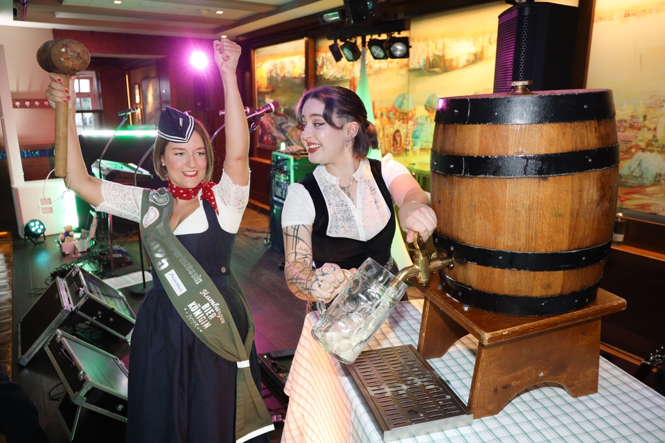 Bierprinzessin Carina Dawert mit BLOCKBRÄU Brauerin Anna Clasen-Mellüh