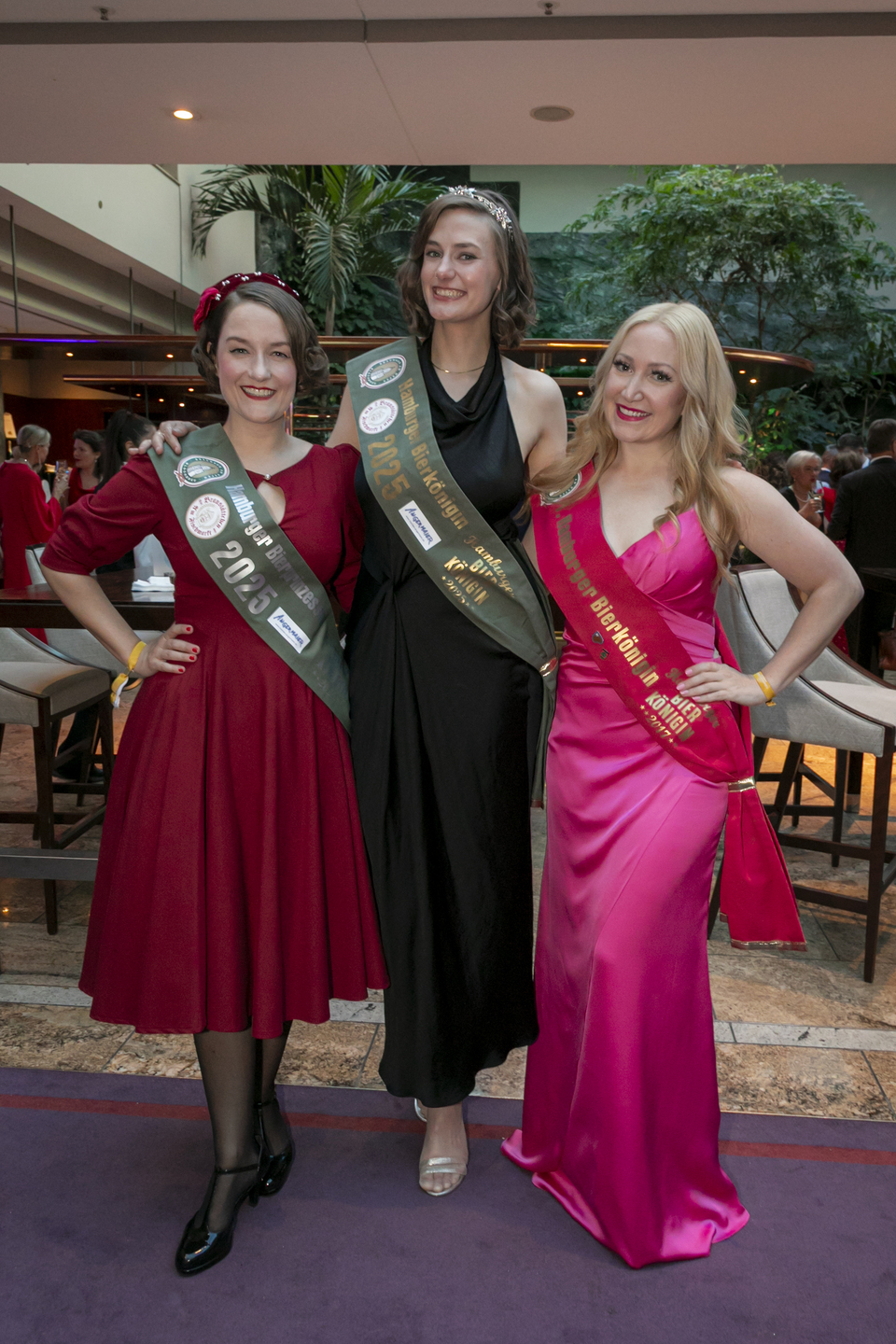 v.l. Bierprinzessin Carina, Bierkönigin Franziska, 1. Bierkönigin Kati Schubert